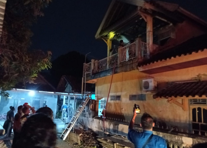 Rumah Dua Lantai di Kemalaraja OKU Terbakar, Beruntung tidak ada korban jiwa 