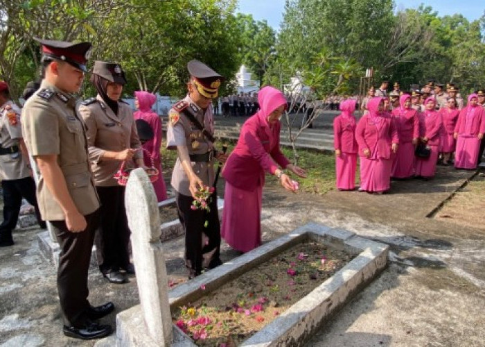Kapolres OKU Selatan Pimpin Tabur Bunga di Hari Bhayangkara ke-79