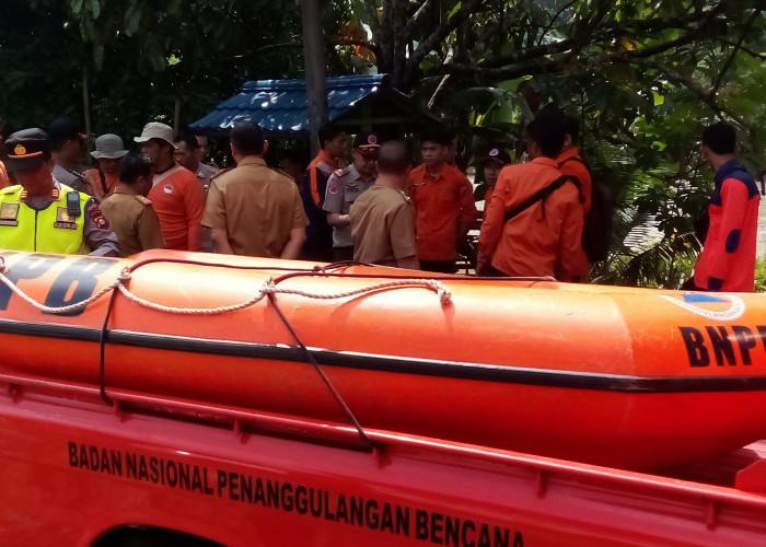 Pinjami Perahu Fiber untuk Aktivitas Warga Terdampak di Baturaja Barat