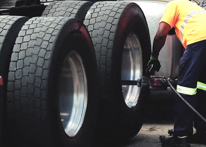 Rekomendasi Ban Truk Terbaik 2026 Tahan Lama, Aman, dan Hemat BBM