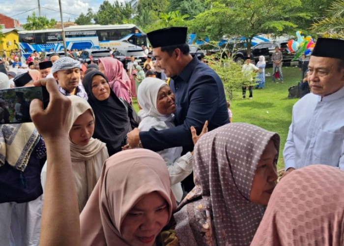 100 Jamaah Haji OKU Selatan Tiba, Disambut Langsung oleh Bupati Abusama