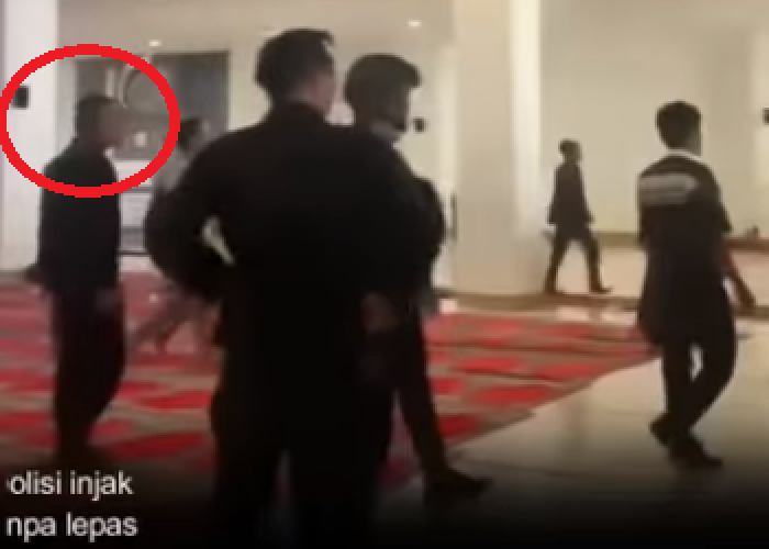 Gaduh, sejumlah anggota Polisi injak-injak tempat ibadah di Masjid Raya Sumbar