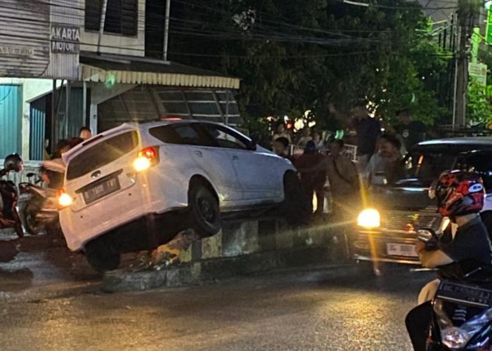 Kecelakaan Lalu Lintas di Baturaja, Datsun Go Menabrak Pembatas Jalan