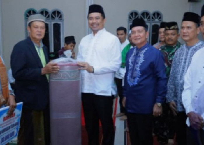 Safari Ramadhan, Bupati OKU Selatan Serahkan Bantuan