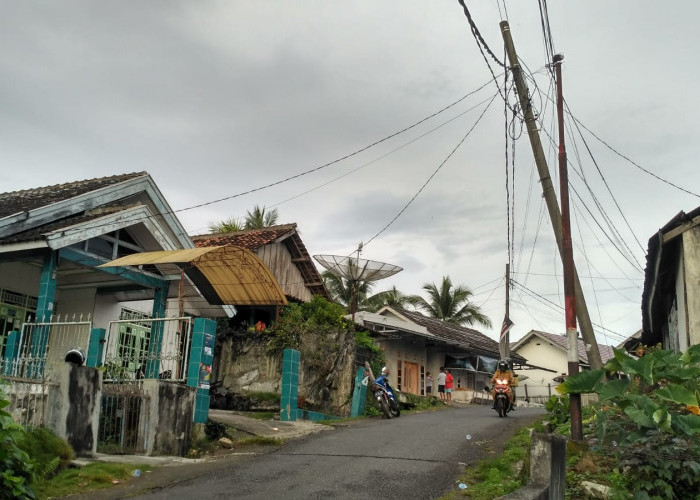 Tiang Listrik Miring, Ancam Rumah Mantan Kades Talang Jawa 