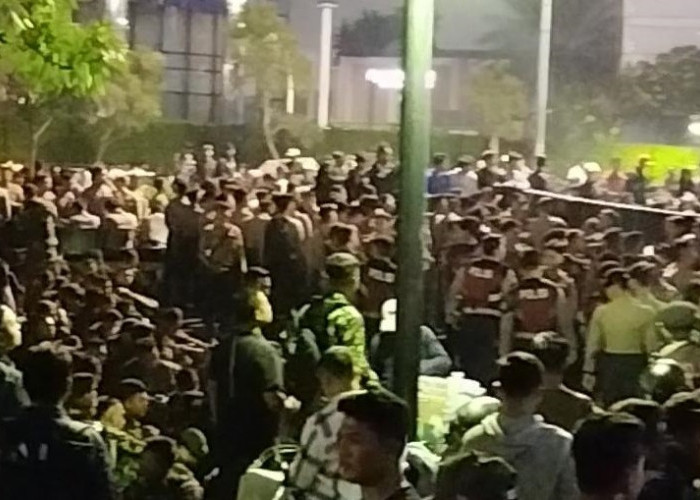 Demo di Bundaran HI Berlanjut Hingga Malam! Mahasiswa Bertahan, Lima Tuntutan Menggema