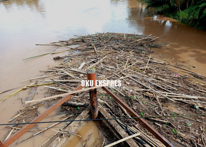 Sampah Menumpuk di Bawah Jembatan Ogan