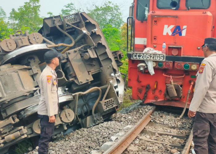 Tabrakan Dua Kereta Api Babaranjang di OKU, 4 Orang Terluka 15 Gerbong Terguling 