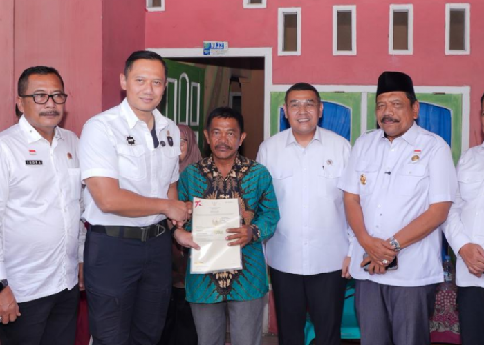 Menko AHY Serahkan Sertipikat Tanah untuk Rakyat di Bengkulu