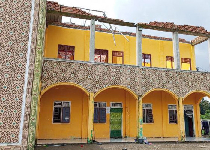 Atap Ponpes Rusak Diterpa Angin