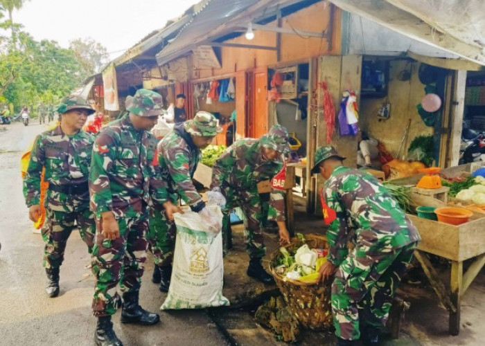 Peringati HUT TNI ke-80, Gelar Karya Bakti Bersihkan Pasar dan Lingkungan