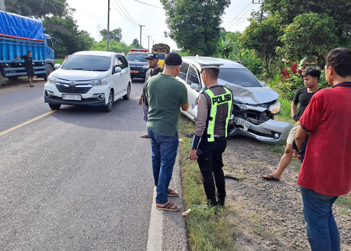 Sopir Ngantuk, Dua Mobil Terlibat Kecelaakaan