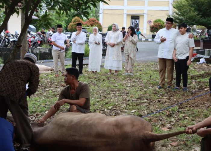 Polres OKU Bagikan 988 Kantong Daging Kurban hingga Pelosok Permukiman