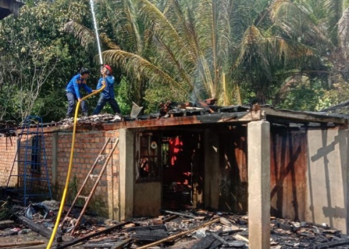 Ditinggalkan Pemiliknya ke Tempat Kerabat, Rumah di OKU Hangus Terbakar