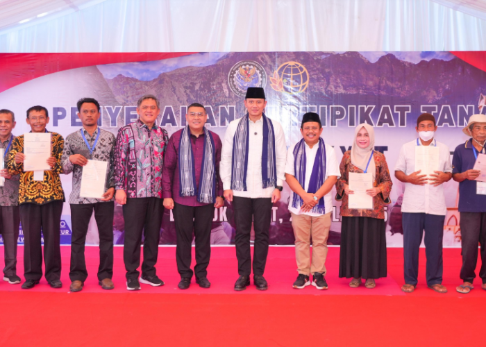 Rakyat di Lombok Barat Terima Sertipikat Tanah yang Diserahkan Wamen Ossy 