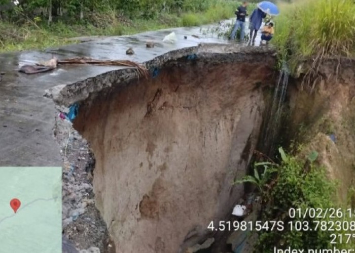Longsor Putus Akses Jalan Tiga Desa, Kendaraan Roda Empat Tak Bisa Melintas