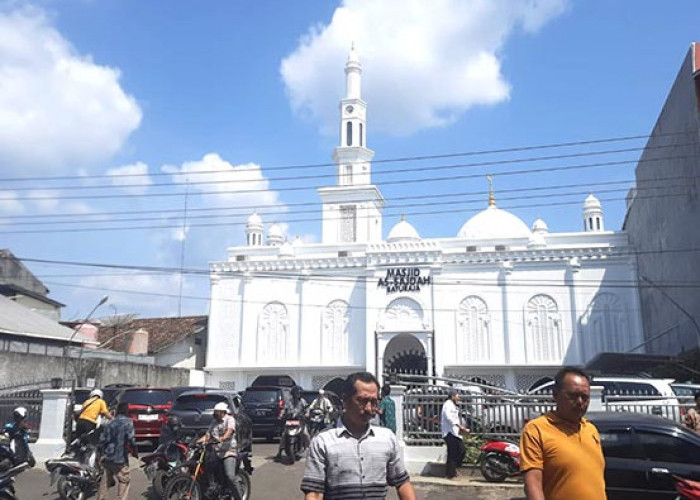 Saf Rapat, Begini Suasana Sholat Jumat di Masjid Al Sajdah Baturaja, 14 Juli 2023