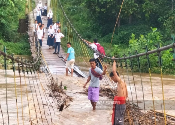 Breaking News !!! Jembatan Gantung Desa Rantau Kumpai Terendam Banjir 