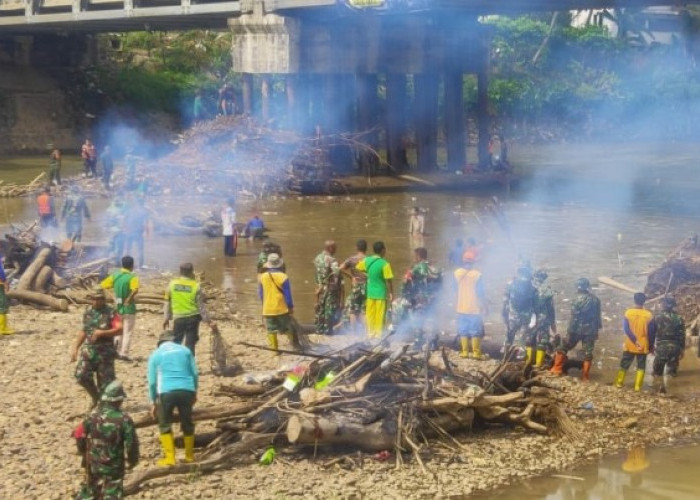 Tumpukan Sampah Bahayakan Kondisi Jembatan