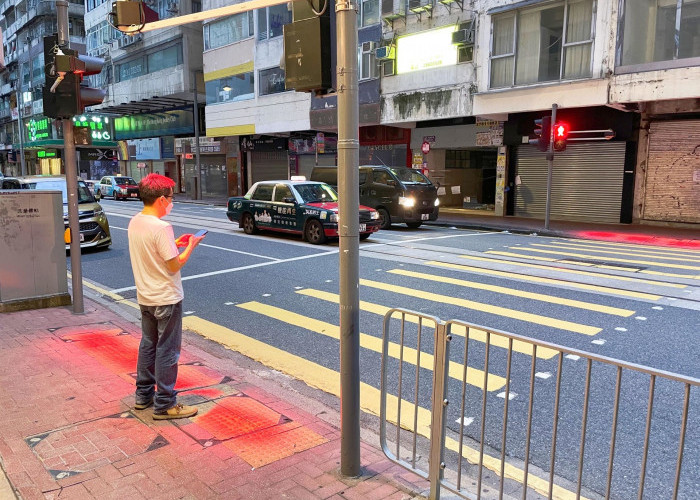 Hong Kong Ciptakan Lampu Lalu Lintas Canggih Biar Nggak Terlalu Asyik Main Ponsel Saat Nyebrang!