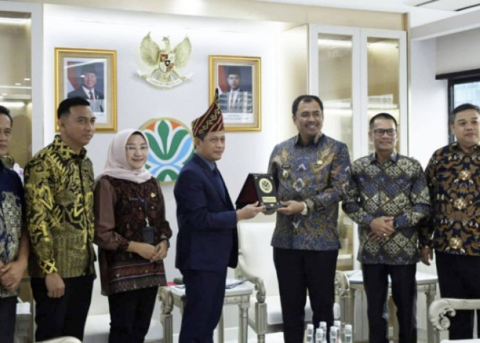 Pemkab OKU Selatan Minta Bantuan Sarana Pengelolaan Sampah ke Menteri Lingkungan Hidup