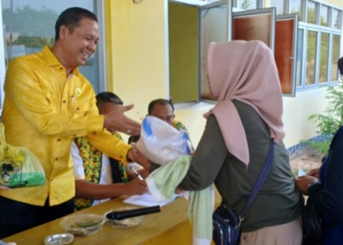 Golkar OKU Timur Gelar Pasar Murah, Ribuan Paket Sembako Ludes Diserbu Warga