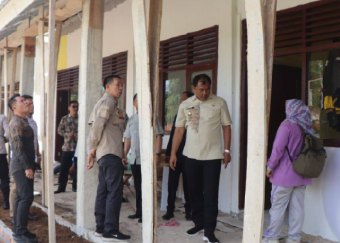 Abusama Cek Progres Rehabilitasi Sekolah, Warga Keluhkan Maraknya Pencurian