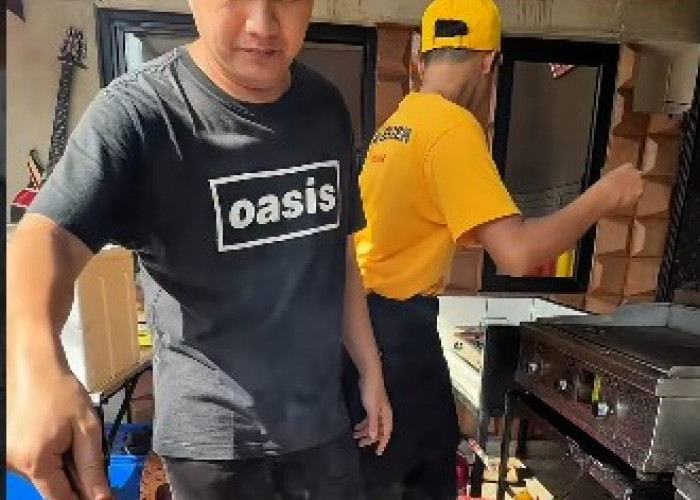 Aldi Taher Jual Burger, Promosi Kocak dan Viral di Media Sosial