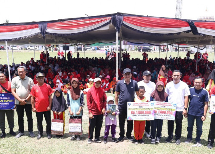 Puncak Haornas, Bupati Enos Bagikan Ribuan Beasiswa dan Seragam Sekolah