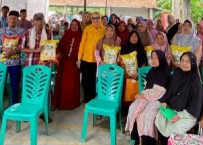 Rayakan HUT ke-61 Golkar, Bagikan 250 Karung Beras untuk Warga OKU Timur