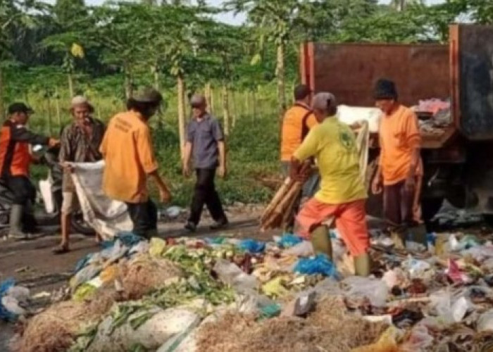 Antisipasi Lonjakan Sampah Nataru, DLH OKU Selatan Siagakan Pasukan Kuning di Kawasan Wisata
