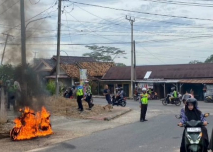Motor Tiba-Tiba Terbakar, Pengendara Selamat dari Kobaran Api