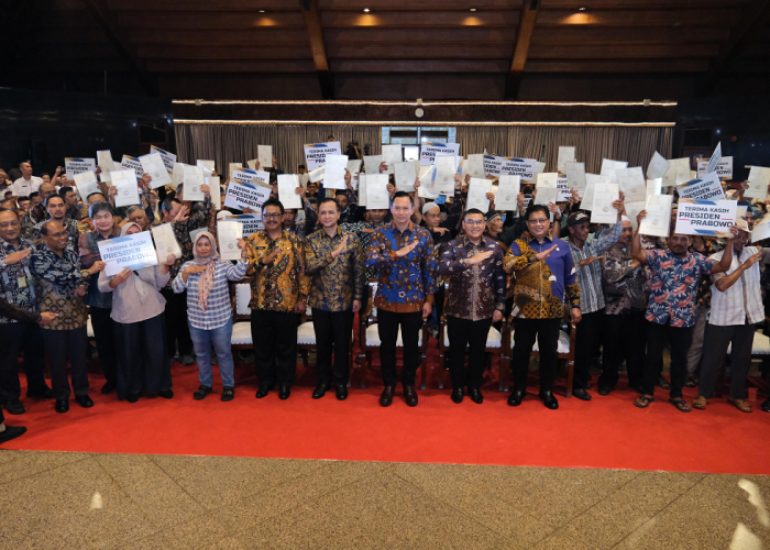 Pemerintah Serahkan 1.120 Sertipikat Tanah untuk Transmigran