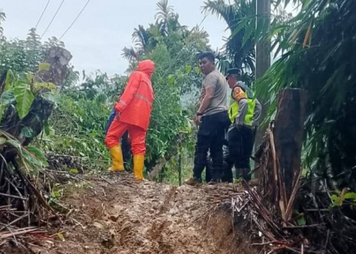 Longsor Terjang Sungai Are, Dua Ruas Jalan Vital Terputus