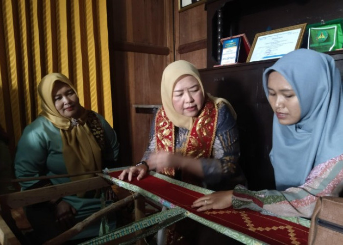 Beri Pembinaan Pengrajin Sulam Benang Emas