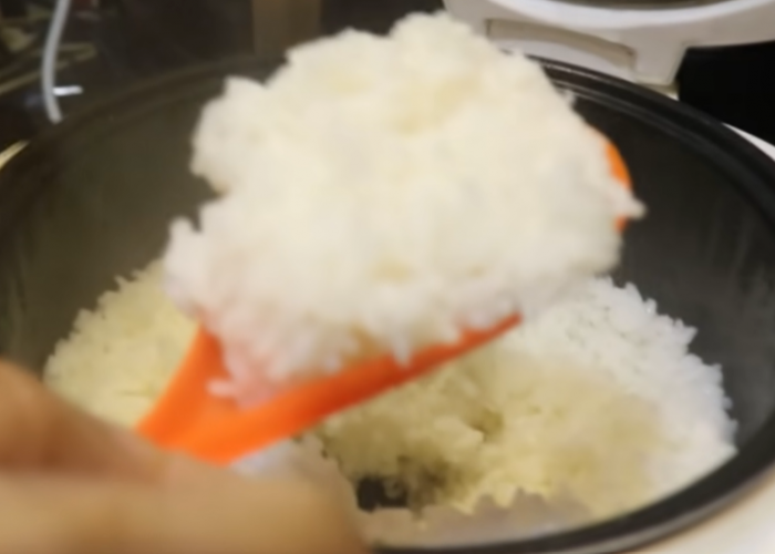 Rahasia Nasi Pulen dan Tidak Cepat Basi di Rice Cooker dengan 2 Bahan Ini