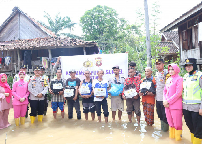 Cepat Tanggap, Paket Sembako dari Kapolda Sumsel Dibagikan ke Korban Banjir OKU