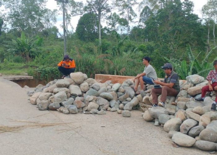 Percepat Perbaikan Jalan Longsor, Pasang Bronjong