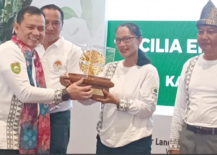 Aktif Lestarikan Lingkungan, Cicilia Eny ASN OKU Timur Raih Penghargaan Kalpataru 