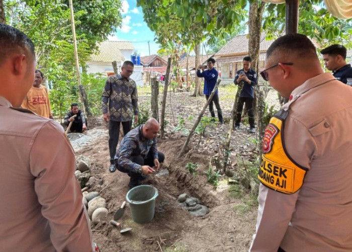 Warga Gunung Terang Terima Bantuan Bedah Rumah