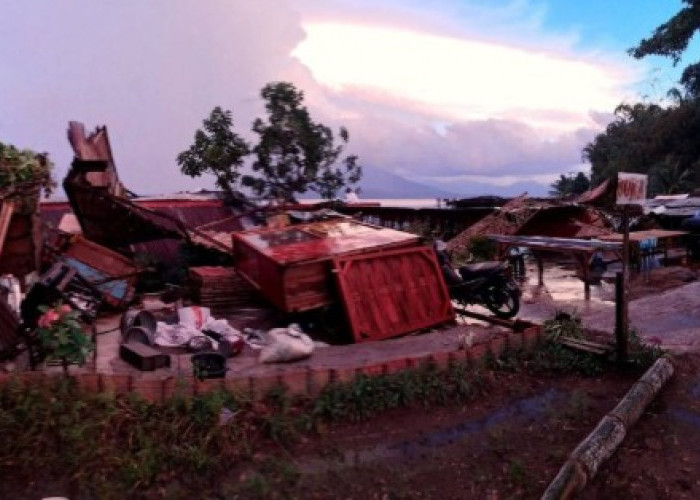 Malam Mencekam di OKU Selatan! Puting Beliung Terjang Sugih Waras, Atap Rumah Beterbangan dan Bangunan Roboh