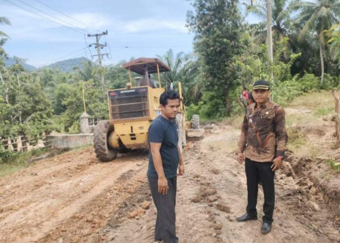 Bangun Jalan Penghubung Desa Bunga Mayang dengan Desa Mendah