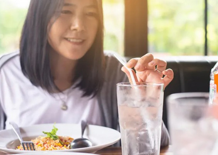 Mitos atau Fakta: Benarkah Minum Air Es Setelah Makan Ganggu Pencernaan?