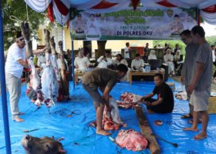 Polres OKU Bagikan 988 Kantong Daging Kurban hingga Pelosok Permukiman