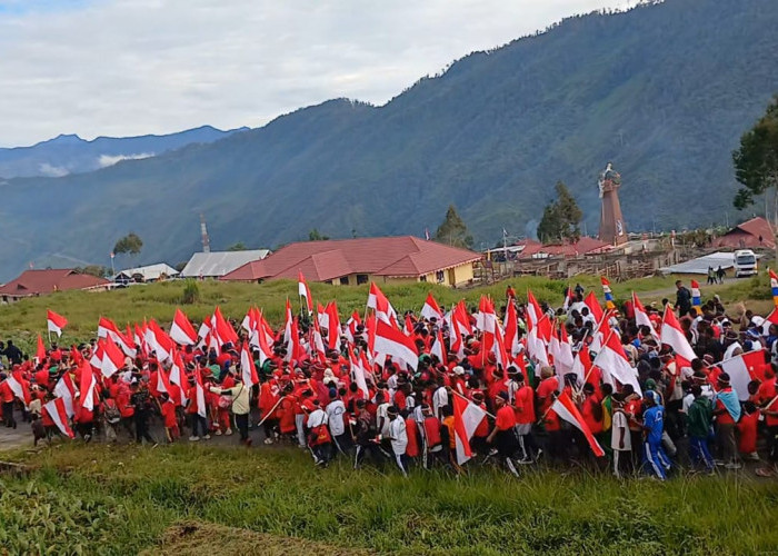 Bendera Merah Putih Raksas Menjulang di Langit Puncak Jaya: Kirab Nasionalisme di Tanah Tinggi