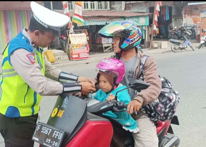 Satlantas Polres OKUS Bagikan Helm Gratis Untuk Anak-anak