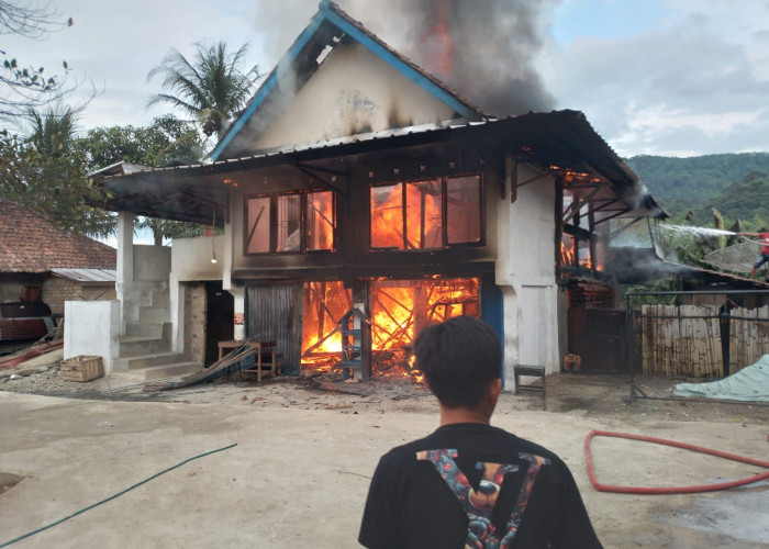 Kebakaran Rumah Dua Lantai di Ulu Ogan OKU termasuk Mobil, Kerugian Capai Rp250 Juta