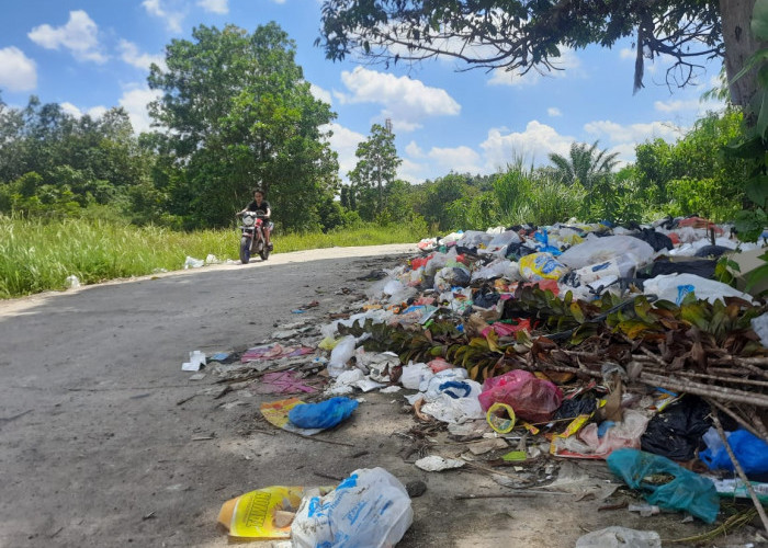 Bau Busuk! Sampah Numpuk di Kapuran Desa Air Paoh