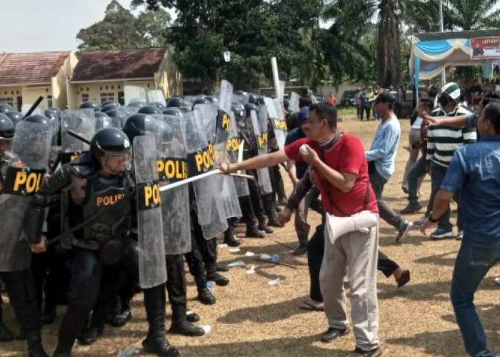 Pendemo Bentrok dengan Petugas Dihadapan Bupati OKU Selatan Popo Ali 