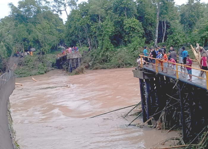 Dua Jembatan Penghubung Putus Diterjang Banjir, Warga Desa Negeri Ratu Terisolir